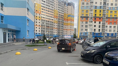 В Новосибирске машина сбила пятилетнего мальчика на самокате во дворе дома